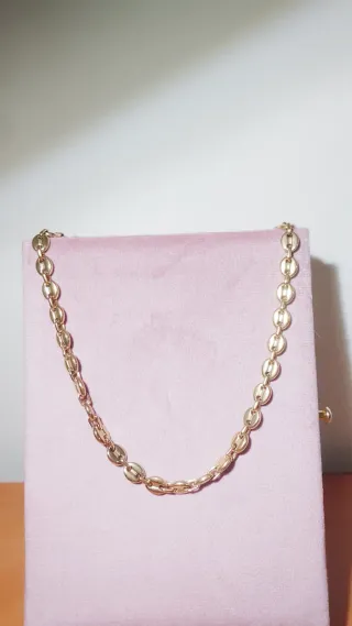 Colgante dorado elegante