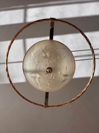 Lámpara de techo dorada y cristal