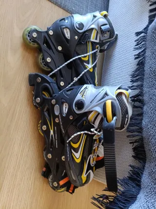 Patines en línea negros y amarillos