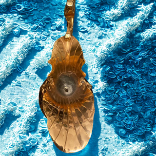 Jarrón de porcelana con apliques dorados