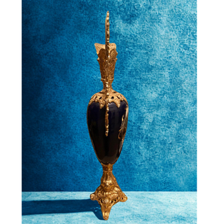 Jarrón de porcelana con apliques dorados