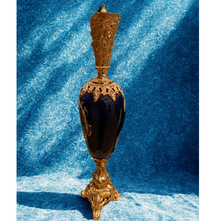 Jarrón de porcelana con apliques dorados