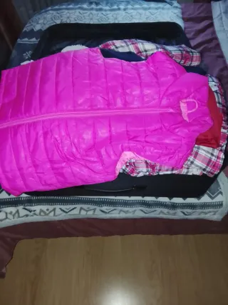 Maleta con ropa multicolor y rosa