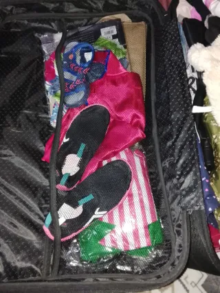 Maleta con ropa multicolor y rosa