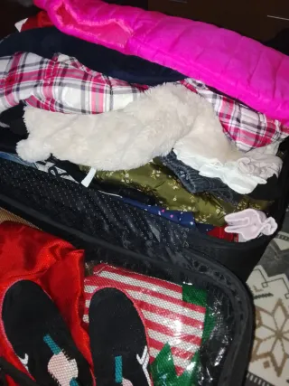 Maleta con ropa multicolor y rosa