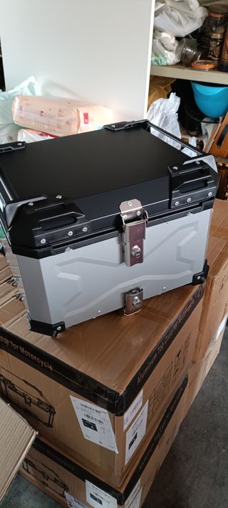 Baúl moto aluminio 55L gris 1 casco con base