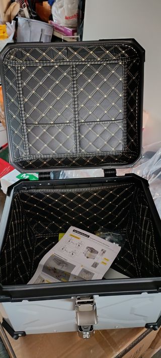 Baúl moto aluminio 55L gris 1 casco con base