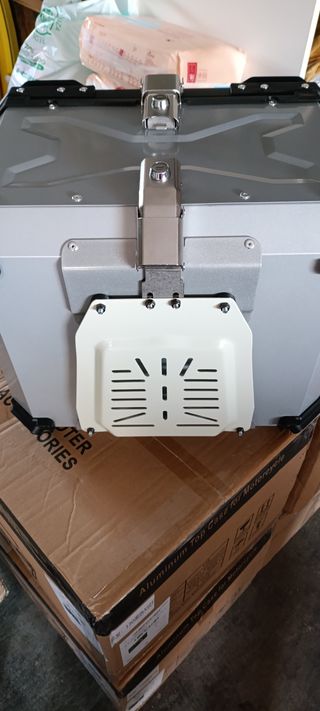 Baúl moto aluminio 55L gris 1 casco con base