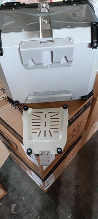 Baúl moto aluminio 55L gris 1 casco con base