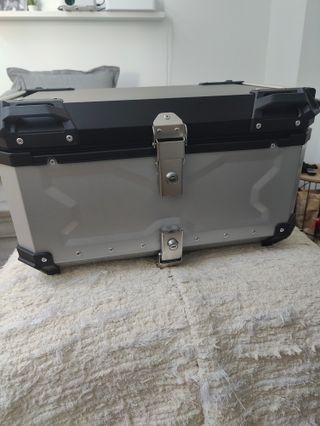 Baúl moto aluminio 65L gris y negro 2 cascos nuevo