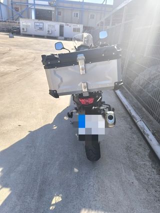 Baúl moto aluminio 65L gris y negro 2 cascos nuevo