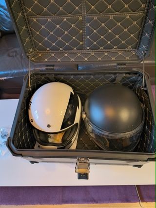 Baúl moto aluminio 65L gris y negro 2 cascos nuevo