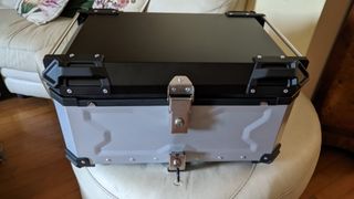 Baúl moto aluminio 65L gris y negro 2 cascos nuevo