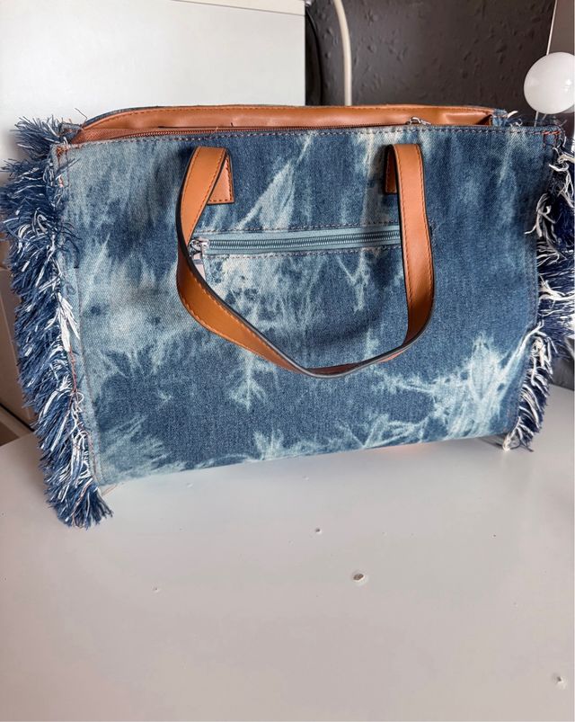 Bolso vaquero con flecos y asas de cuero