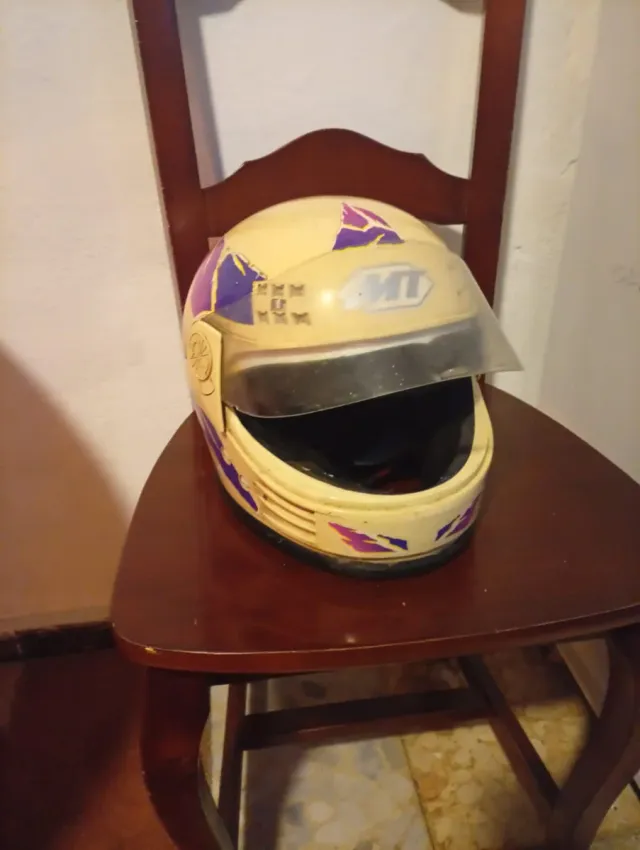 Casco de moto MT amarillo