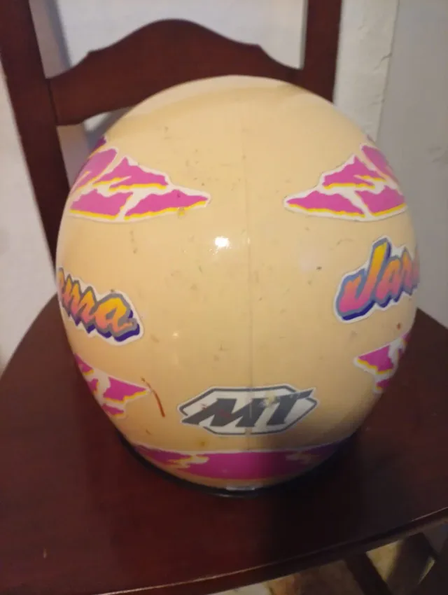 Casco de moto MT amarillo