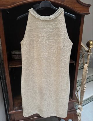 Vestido beige cuello perlas