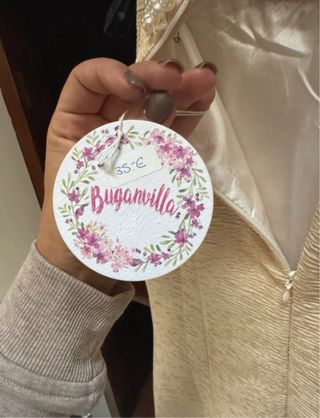 Vestido beige cuello perlas