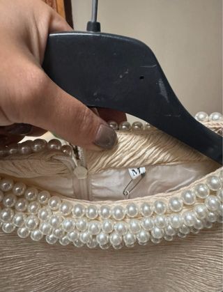 Vestido beige cuello perlas