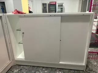 Mostrador, expositor en forma de L