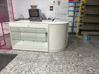 Mostrador, expositor en forma de L