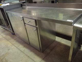 Mueble de acero con puertas y cajón