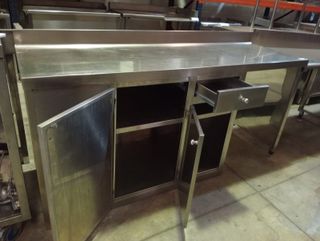 Mueble de acero con puertas y cajón