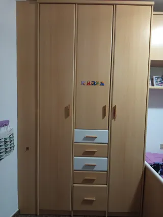 Armario juvenil madera y blanco