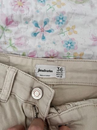 Pantalón campana beige de Stradivarius