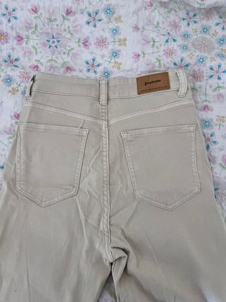 Pantalón campana beige de Stradivarius