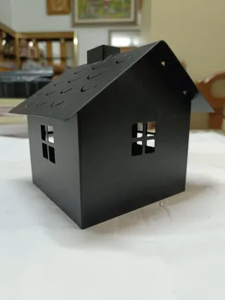 Portacandele casa con camino in metallo