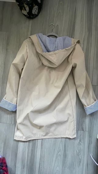 Chubasquero beige mujer