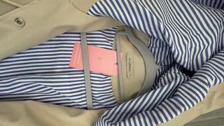 Chubasquero beige mujer