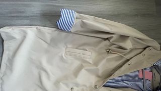 Chubasquero beige mujer