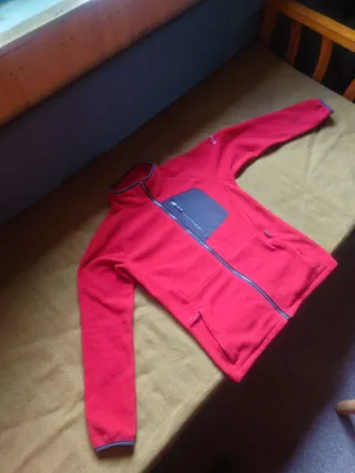 Forro polar Columbia en Rojo precioso. XL de niño