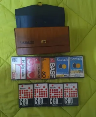 Maletín Vintage + 9 Casetes Años 70