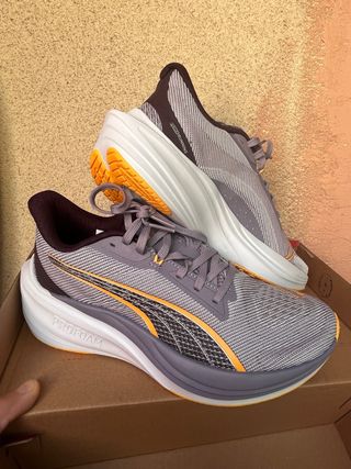 Zapatillas running Puma grises y naranjas