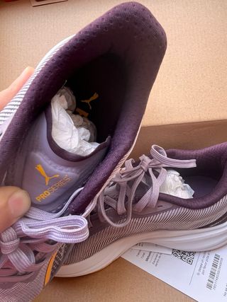 Zapatillas running Puma grises y naranjas