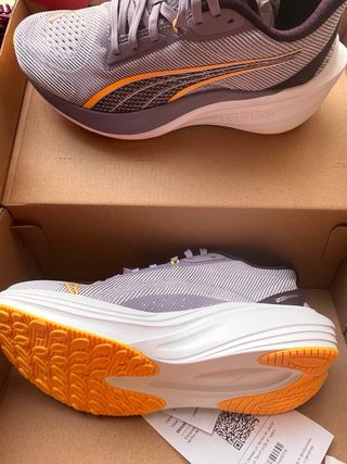 Zapatillas running Puma grises y naranjas