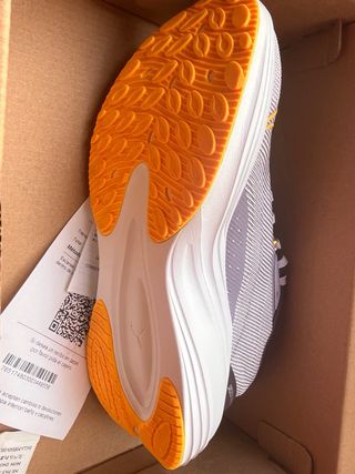 Zapatillas running Puma grises y naranjas