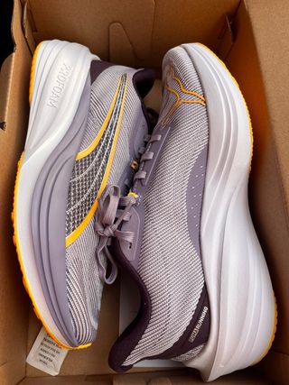 Zapatillas running Puma grises y naranjas