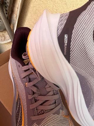 Zapatillas running Puma grises y naranjas