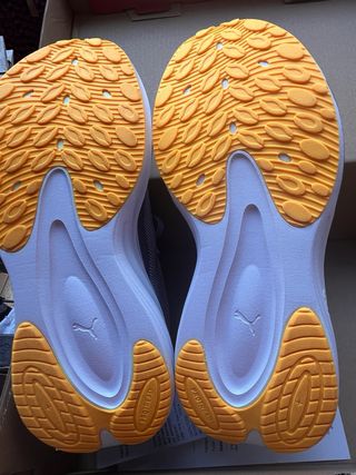 Zapatillas running Puma grises y naranjas