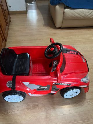 Coche eléctrico infantil rojo