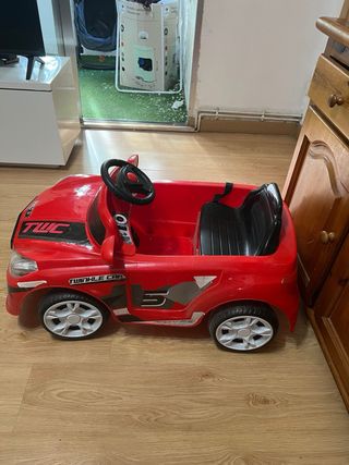 Coche eléctrico infantil rojo