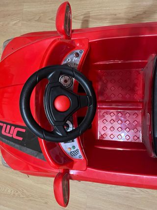 Coche eléctrico infantil rojo