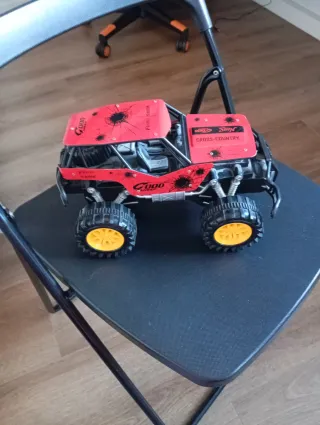 Coche teledirigido todoterreno rojo