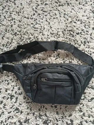 Riñonera negra con múltiples bolsillos