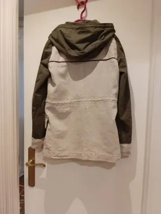 Parka de lino y algodón verde y beige con capucha