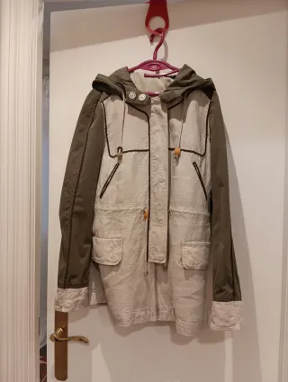 Parka de lino y algodón verde y beige con capucha